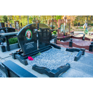 Пам'ятник з чорного граніту горизонтальний